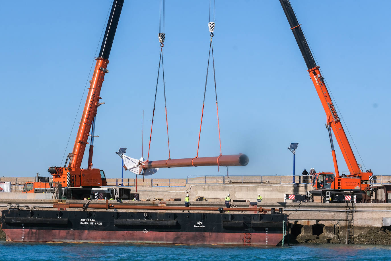 Así ha sido la llegada del mástil del &#039;Elcano&#039; a Cádiz