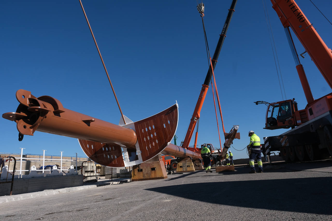 Así ha sido la llegada del mástil del &#039;Elcano&#039; a Cádiz