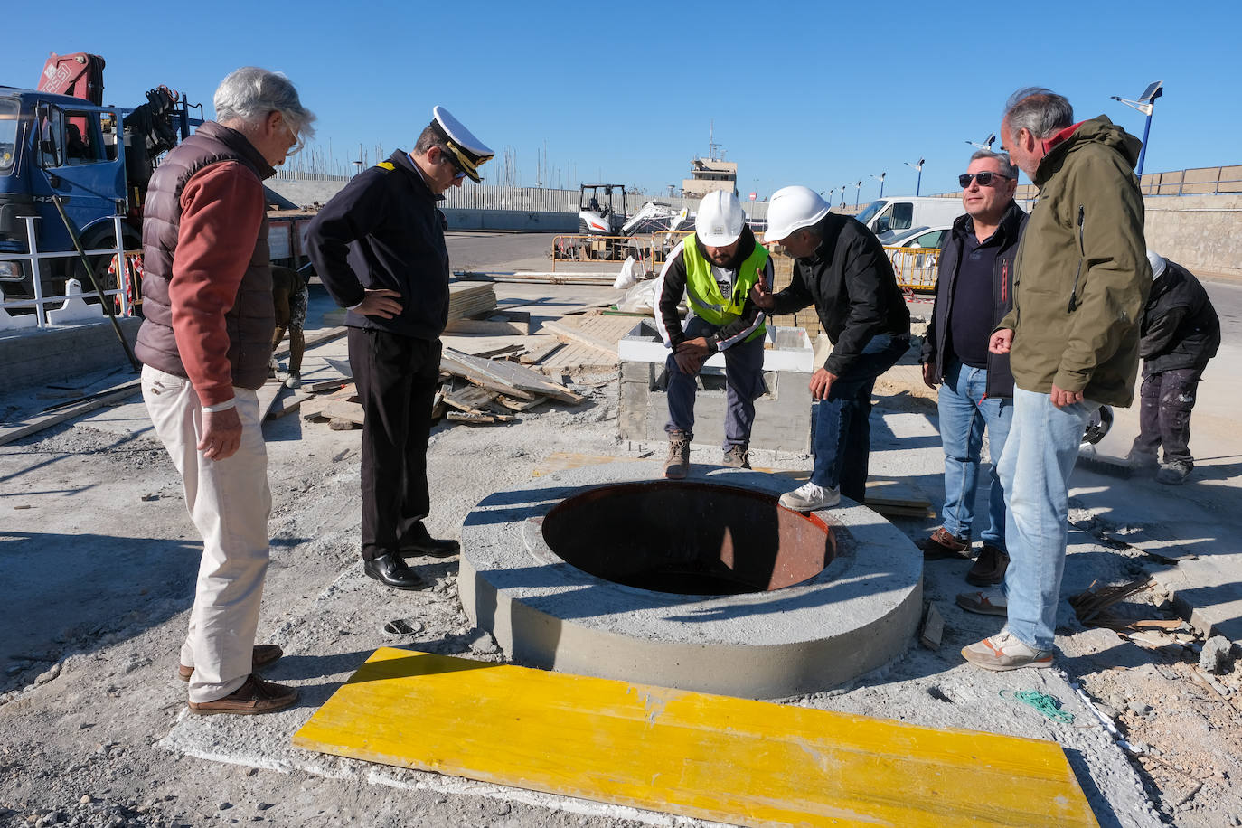 Así ha sido la llegada del mástil del &#039;Elcano&#039; a Cádiz