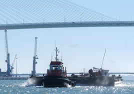 Así ha sido la llegada del mástil del 'Elcano' a Cádiz