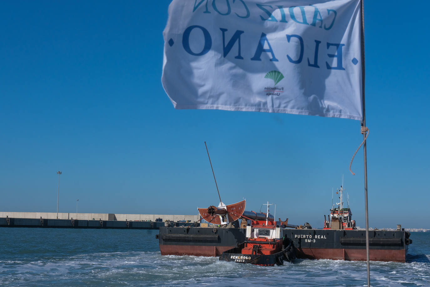 Así ha sido la llegada del mástil del &#039;Elcano&#039; a Cádiz