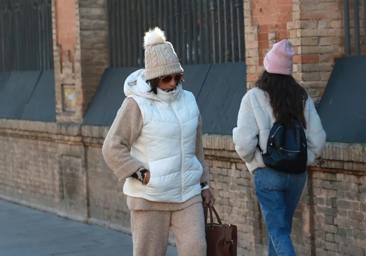 Dos mujeres pasean abrigadas por la capital gaditana