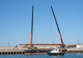 Cádiz recibe el mástil histórico del 'Elcano' que se erigirá como monumento en la ciudad