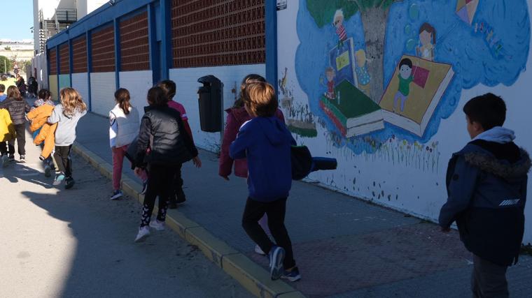 Los alumnos de La Inmaculada salen de clase por el simulacro de maremoto