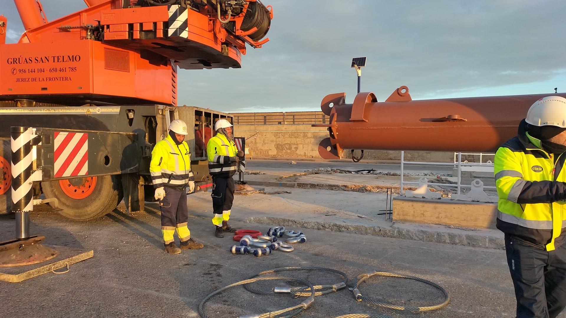 El mástil del &#039;Elcano&#039; es izado en la Punta San Felipe de Cádiz