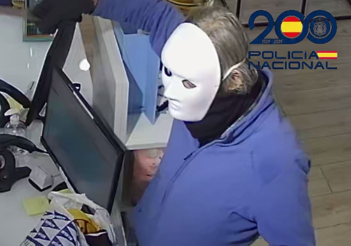 La cámara captó las imágenes del atracador enmascarado.