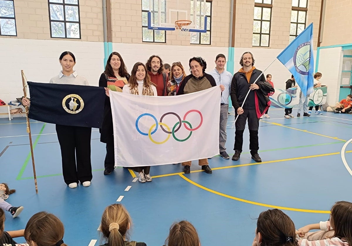 El colegio Gadir recibe la bandera olímpica de manos del Tierno Galván