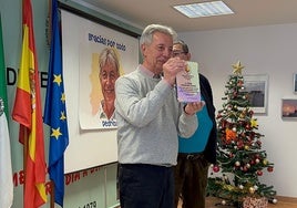 Emotivo homenaje por su jubilación a Pedro Fernández, el auxiliar de Farmacia que dedicó 50 años al barrio de La Laguna de Cádiz