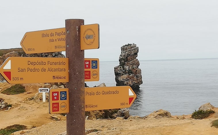 Imagen principal - Arriba, el lugar donde naufragó el barco San Pedro de Alcántara. Abajo a la izquierda el escritor Francisco Benítez Aguilar; a la izquierda, dibujo de Fernando Tupac Amaru.