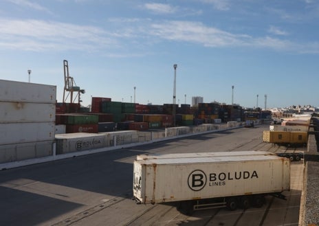 Imagen secundaria 1 - Vista panorámica del polígono de La Cabezuela, en la orilla de Puerto Real, y terminal de contenedores, en el Muelle Reina Sofía, de Cádiz