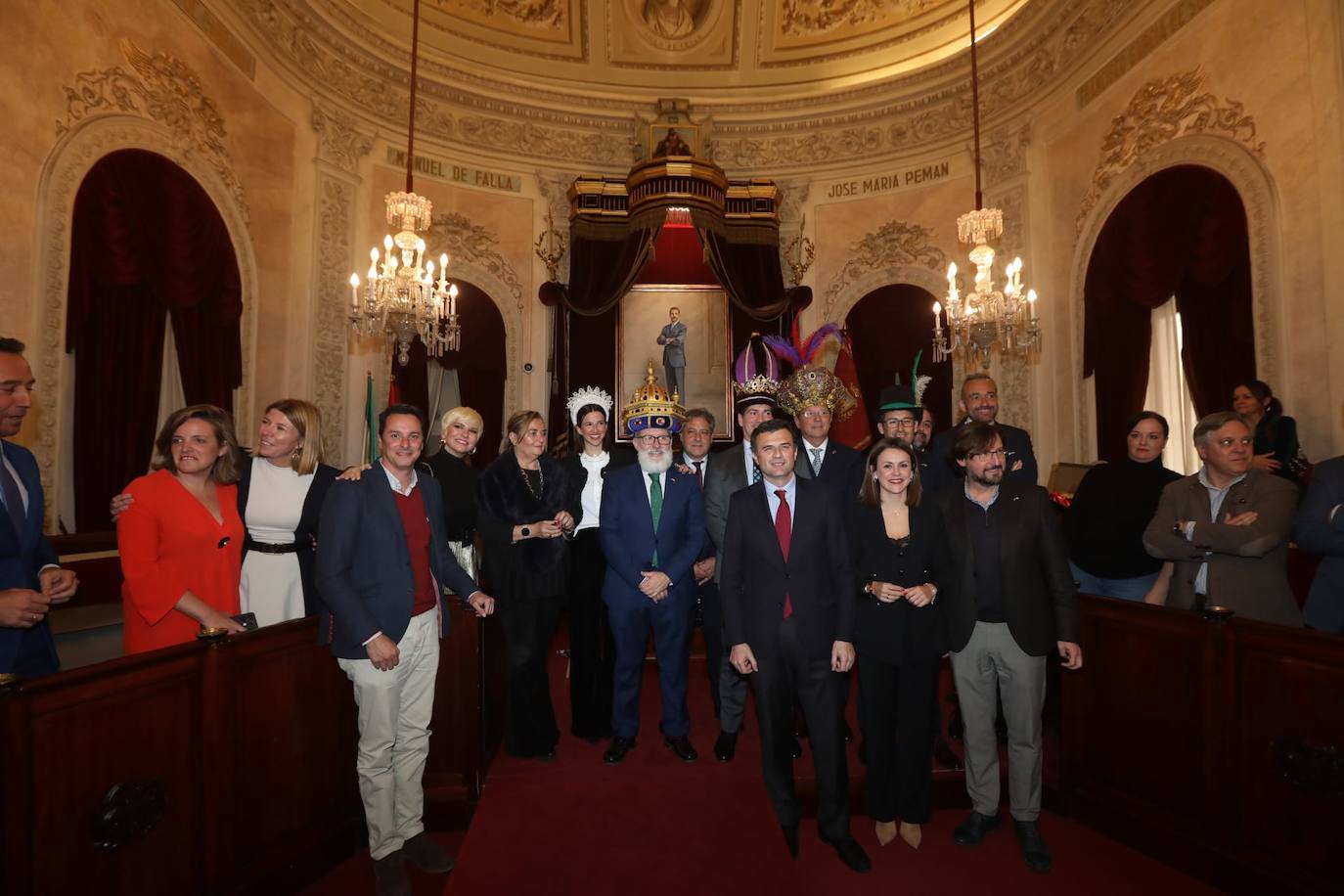 Fotos: entrega de las coronas a los Reyes Magos del año 2025