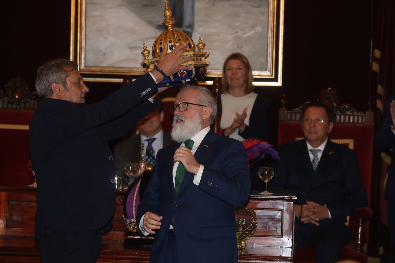 Fotos: entrega de las coronas a los Reyes Magos del año 2025