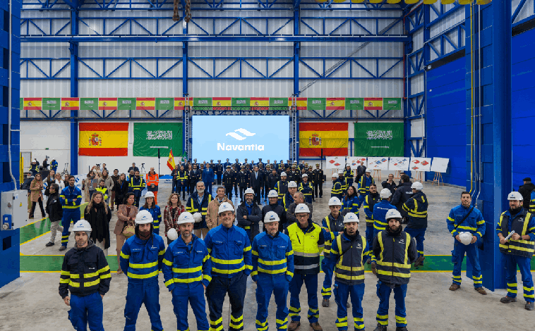 Imagen principal - Imagen de familia en el nuevo taller del astillero de San Fernando y momento en el que se acciona el botón de corte