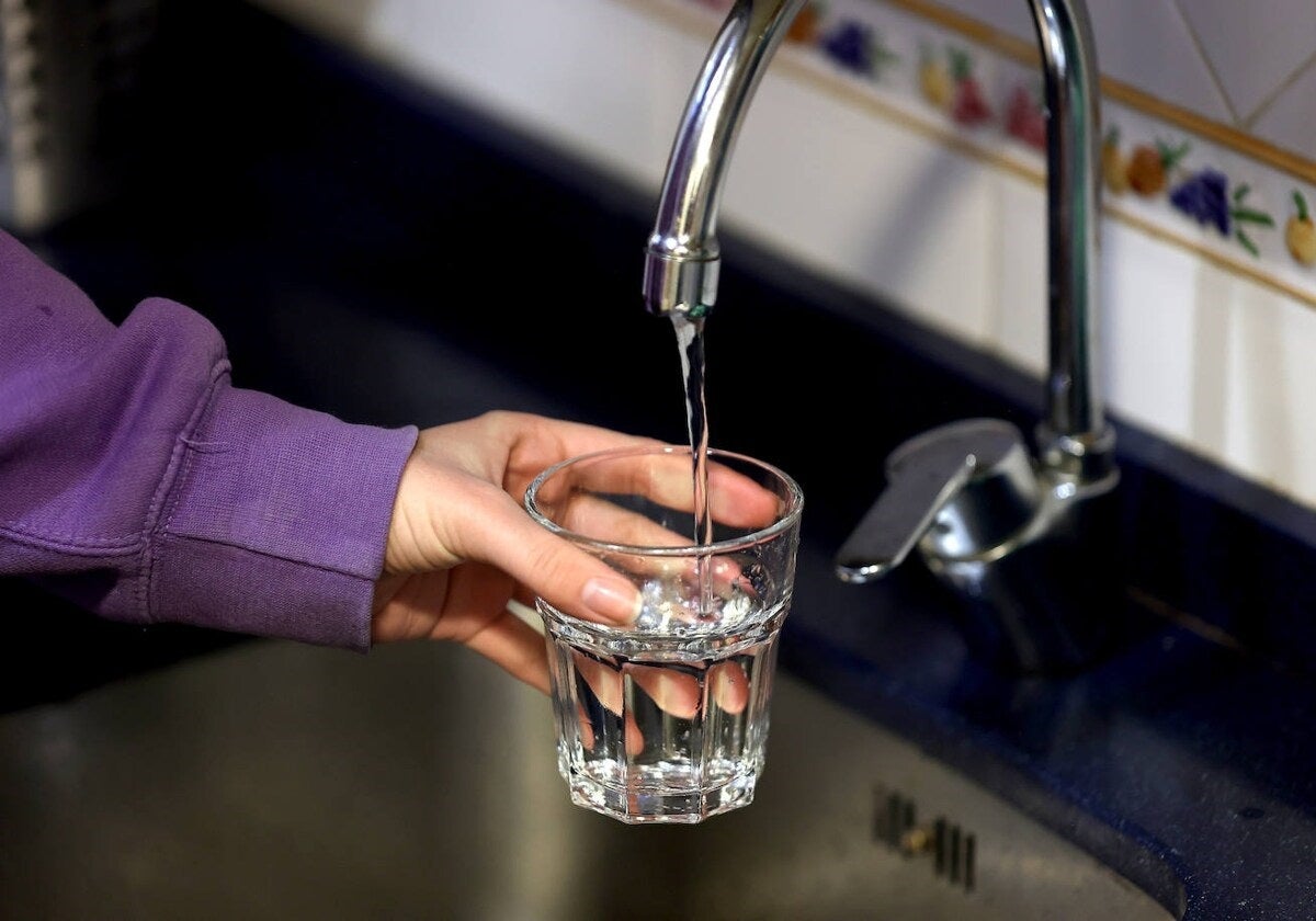 El agua , un bien público de primera necesidad