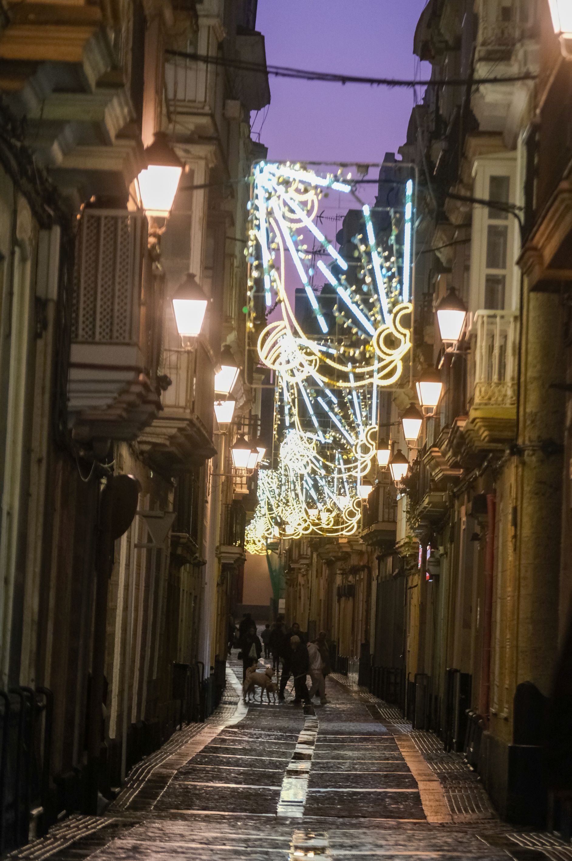 Cádiz, así brilla en Navidad: un paseo por sus calles, sus plazas y sus belenes