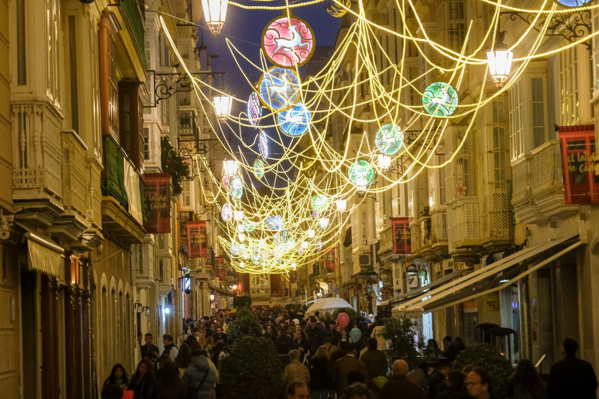 Cádiz, así brilla en Navidad: un paseo por sus calles, sus plazas y sus belenes