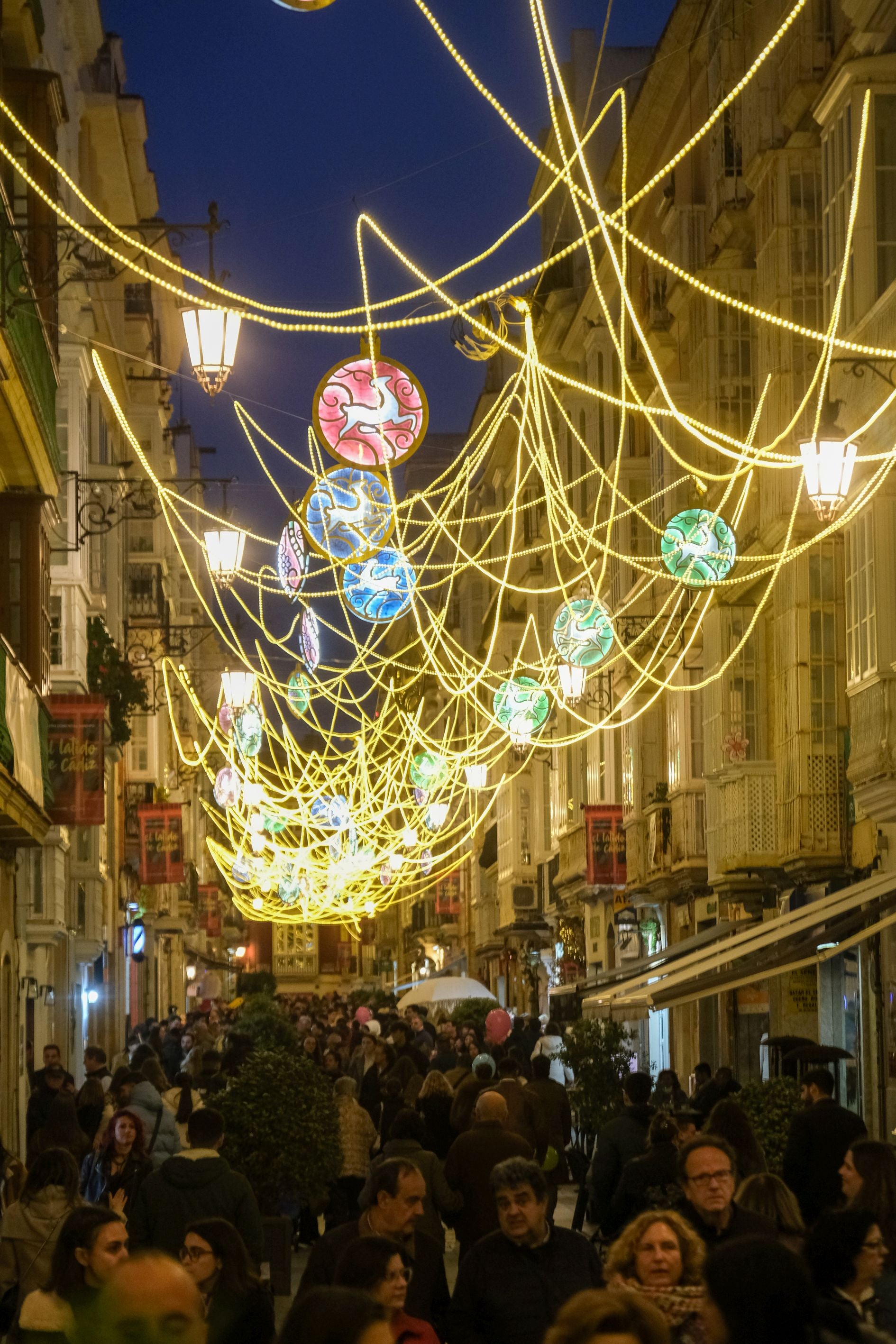 Cádiz, así brilla en Navidad: un paseo por sus calles, sus plazas y sus belenes