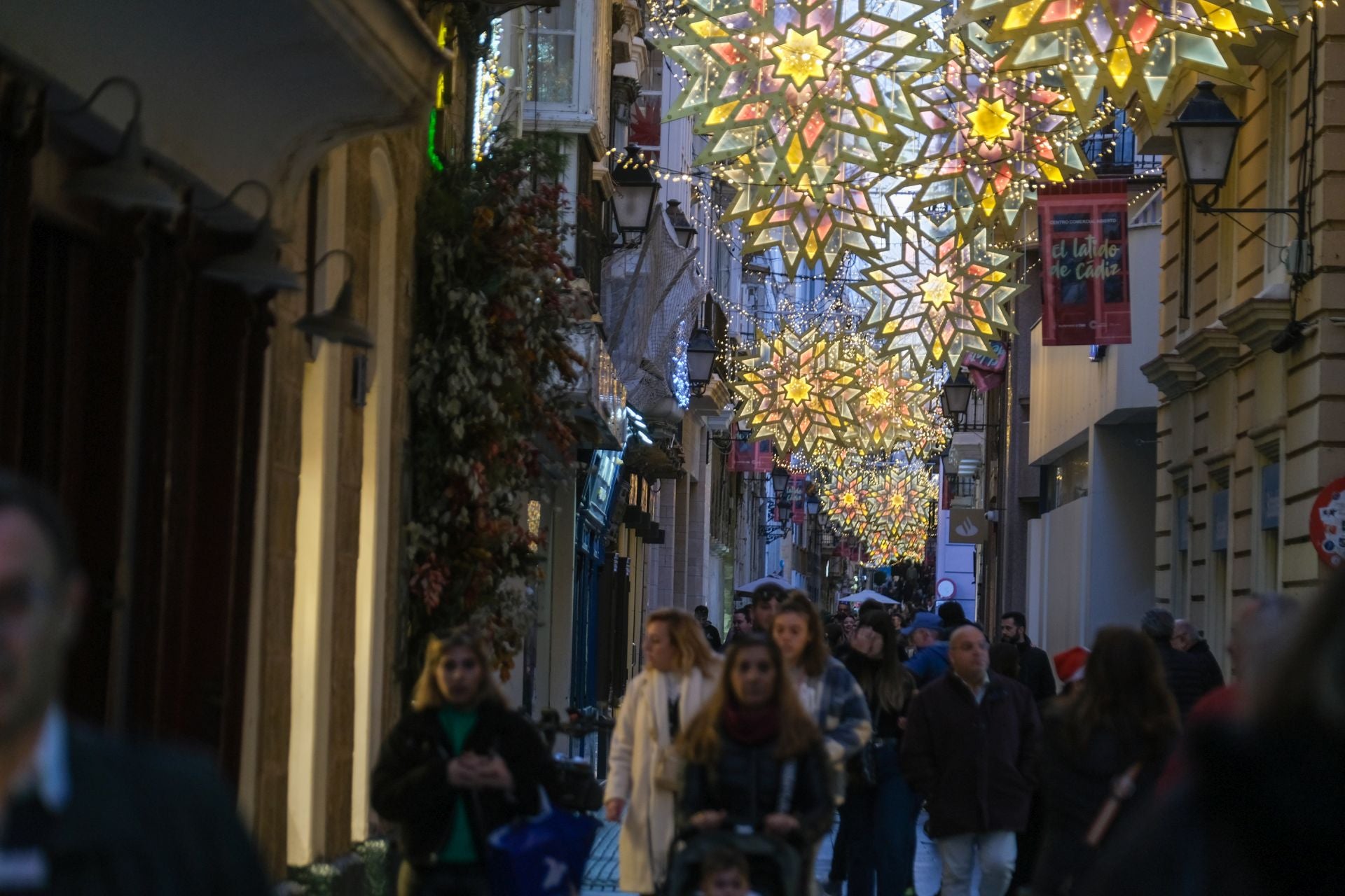 Cádiz, así brilla en Navidad: un paseo por sus calles, sus plazas y sus belenes