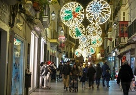 Cádiz, así brilla en Navidad: un paseo por sus calles, sus plazas y sus belenes