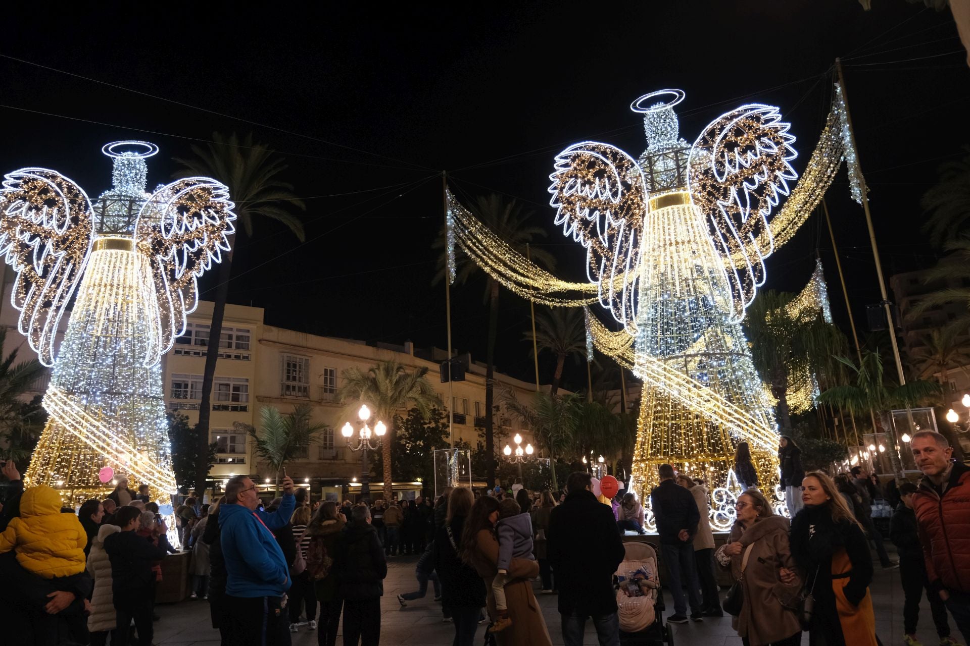 Cádiz, así brilla en Navidad: un paseo por sus calles, sus plazas y sus belenes