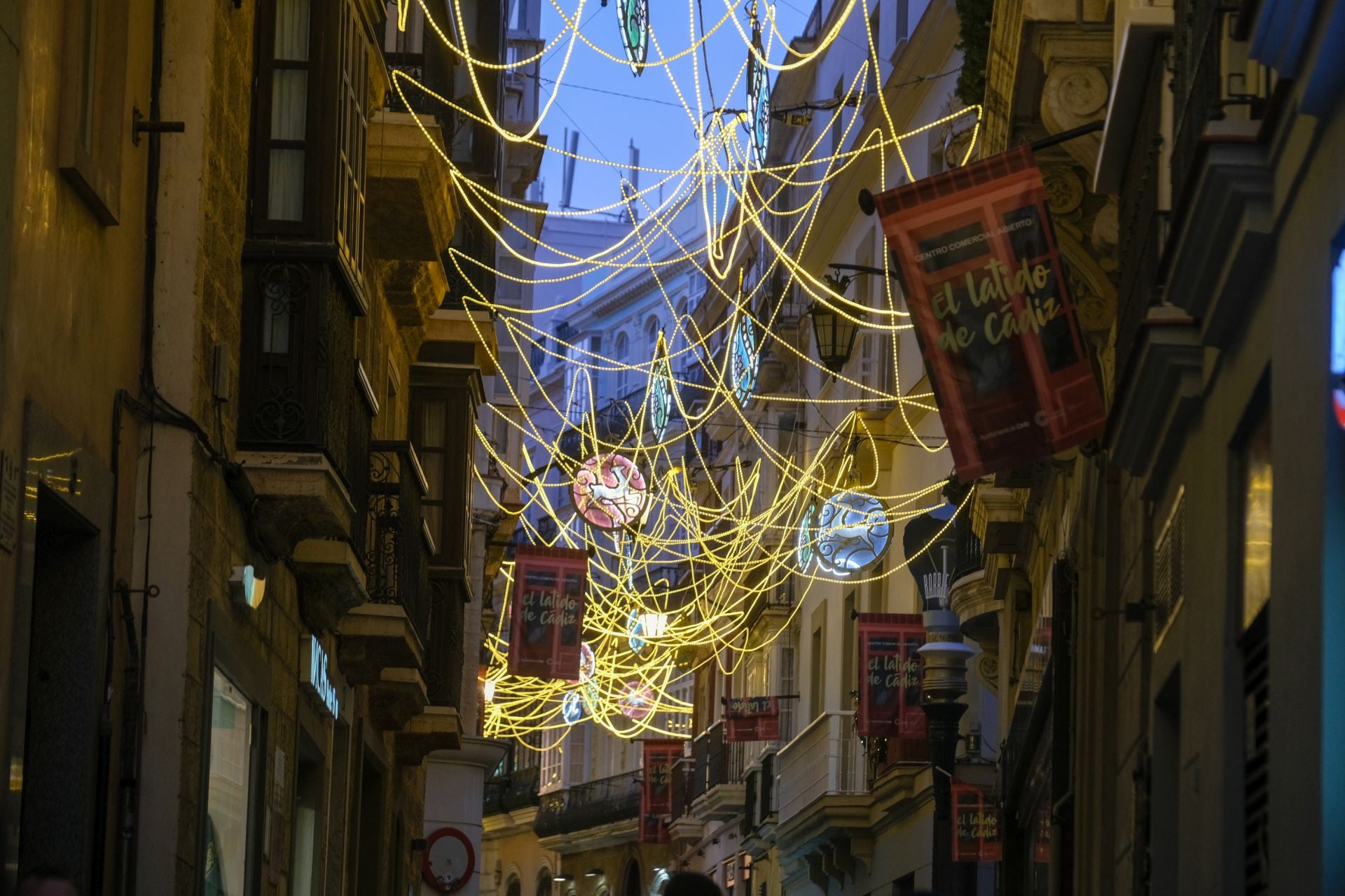 Cádiz, así brilla en Navidad: un paseo por sus calles, sus plazas y sus belenes