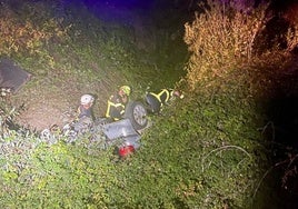 Rescate de un vehículo que había caído a un arroyo en la Sierra de Cádiz