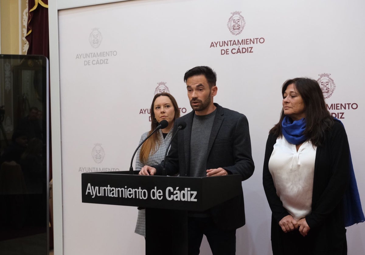 El portavoz de Adelante Izquierda Gaditana, David de la Cruz, junto a dos de sus concejalas.