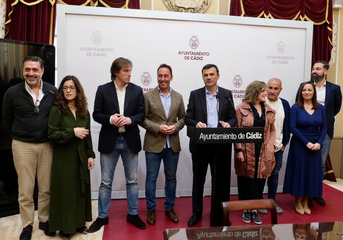 El alcalde de Cádiz flanqueado por ocho de sus 13 concejales este lunes en el Ayuntamiento.