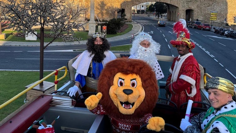 Los Reyes Magos de San Felipe Neri recorren Cádiz repartiendo ilusión