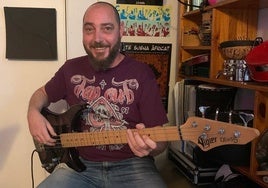 Un músico gaditano pierde una guitarra y ofrece una 'recompensa' envasada al vacío  para tratar de recuperarla