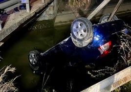 Muere tras volcar su coche y caer en un arroyo en Arcos, en la carretera CA-4104