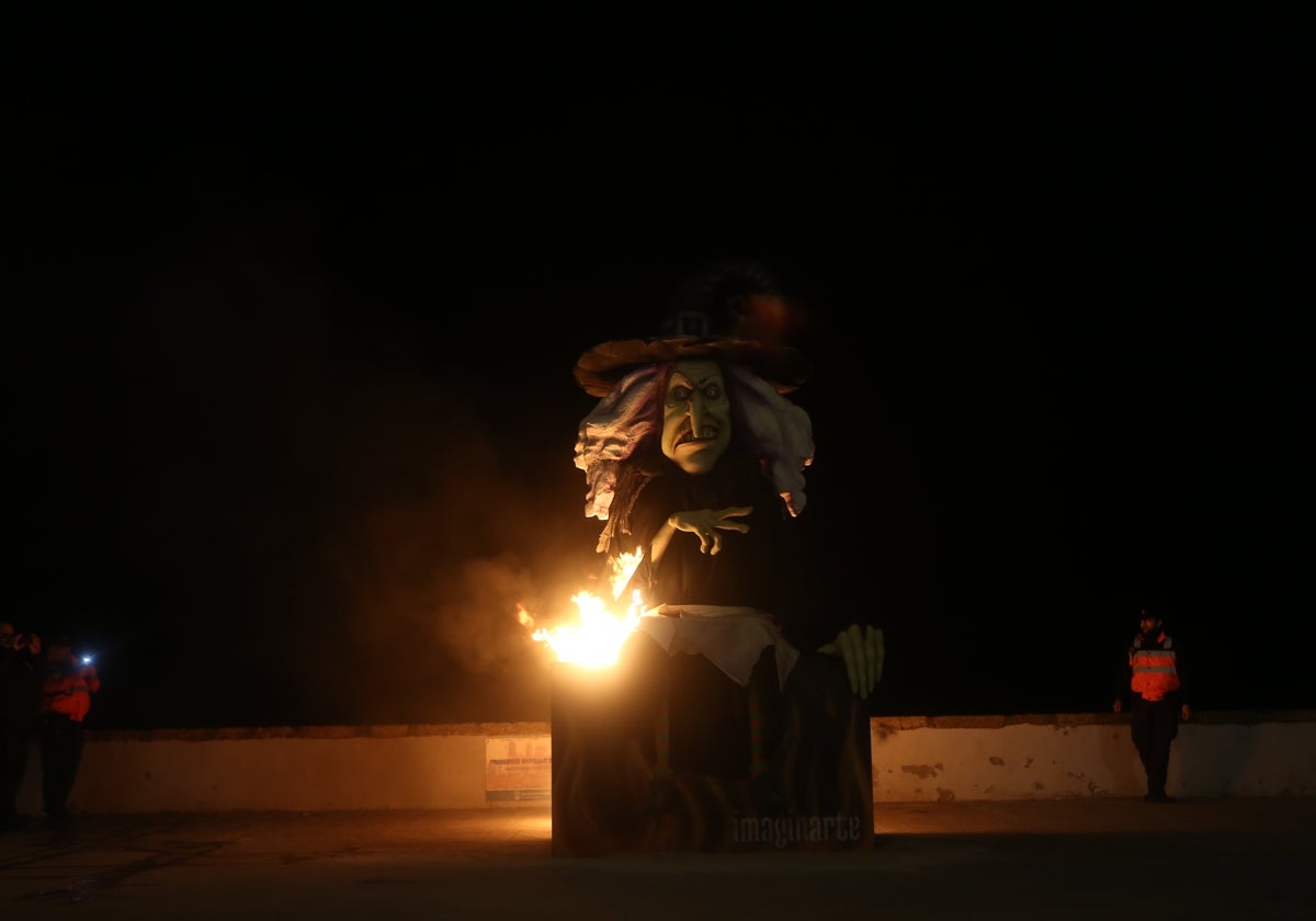 Quema de la Bruja Piti del Carnaval de Cádiz 2017 en el Paseo Fernando Quiñones.