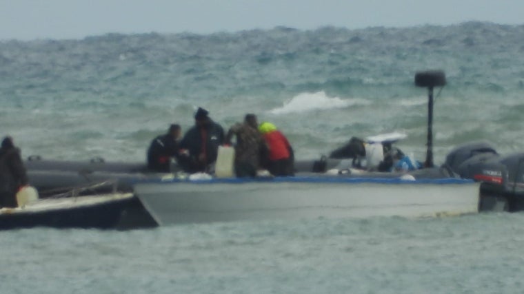 Unos petaqueros surten a una narcolancha en Chiclana.