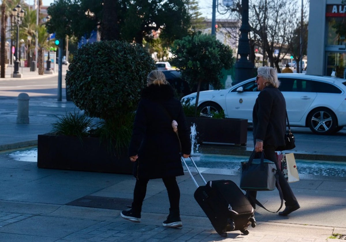 Dos turistas en la plaza San Juan de Dios de Cádiz