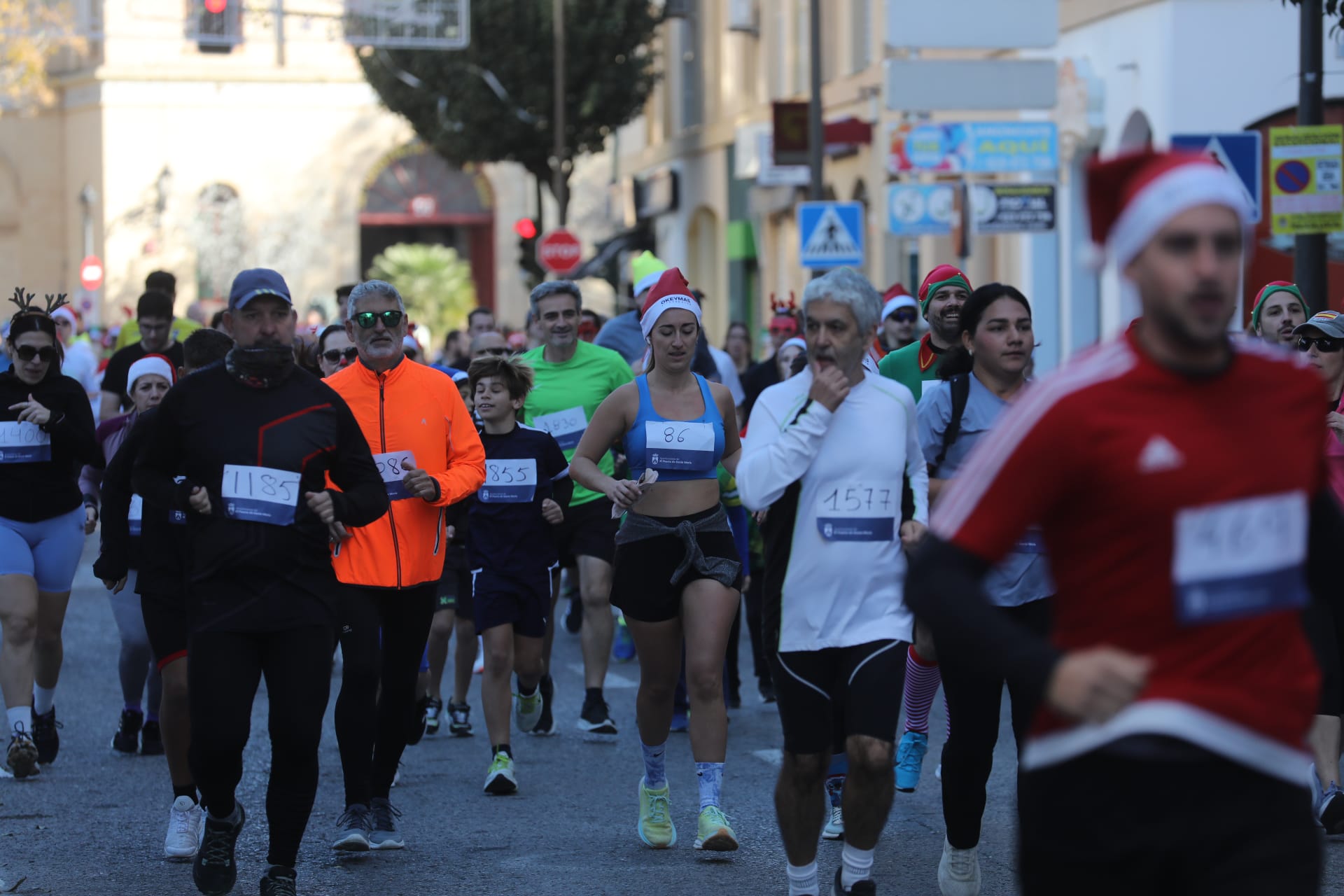 Fotos: El Puerto se entrega a su II San Silvestre