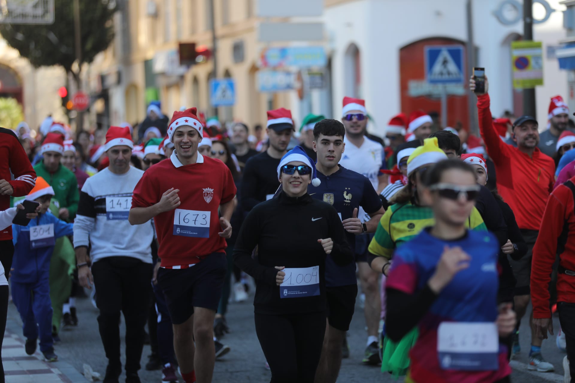 Fotos: El Puerto se entrega a su II San Silvestre