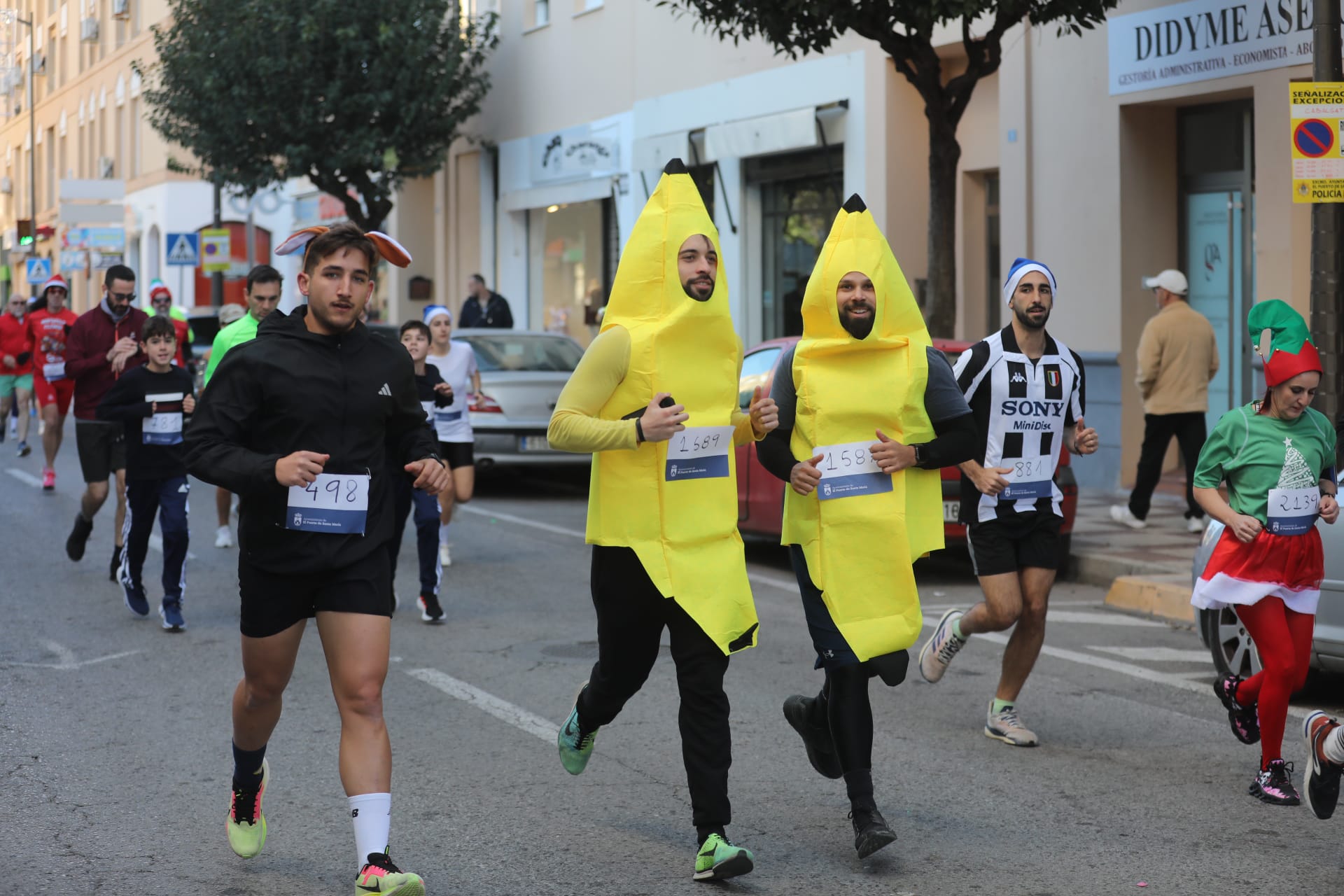 Fotos: El Puerto se entrega a su II San Silvestre