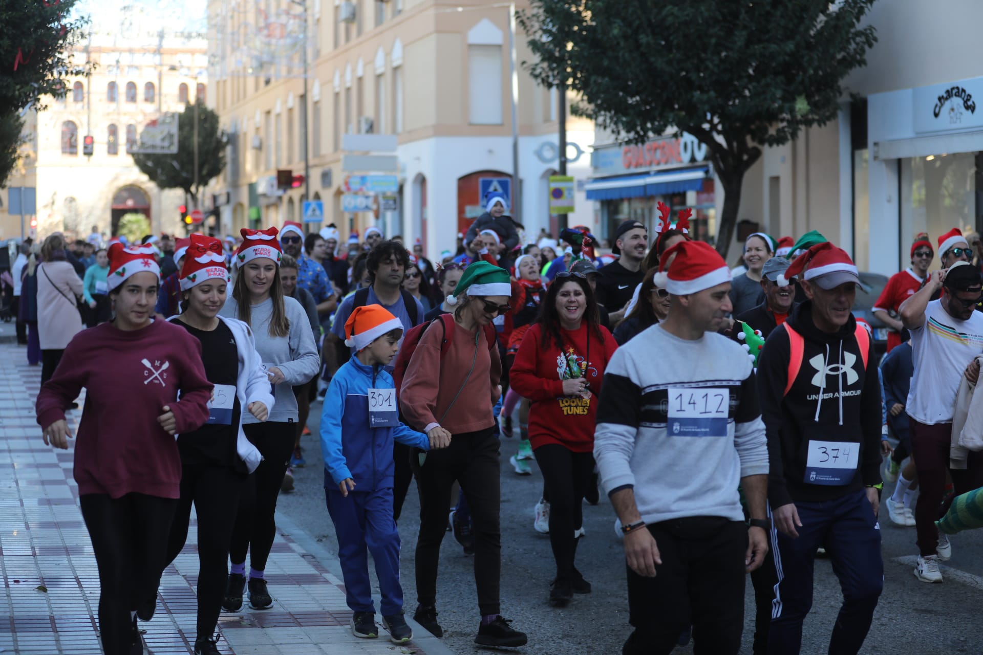 Fotos: El Puerto se entrega a su II San Silvestre