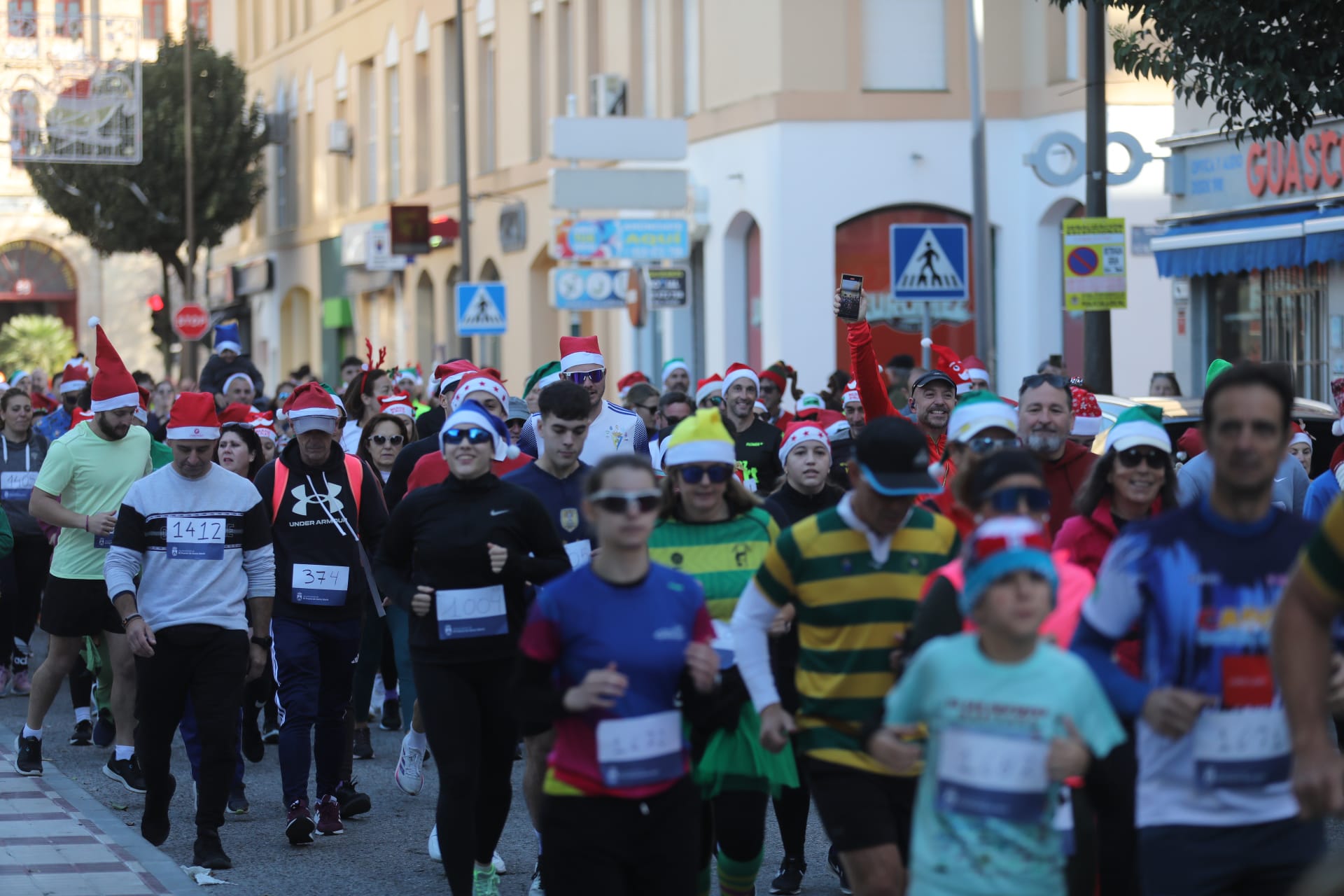 Fotos: El Puerto se entrega a su II San Silvestre