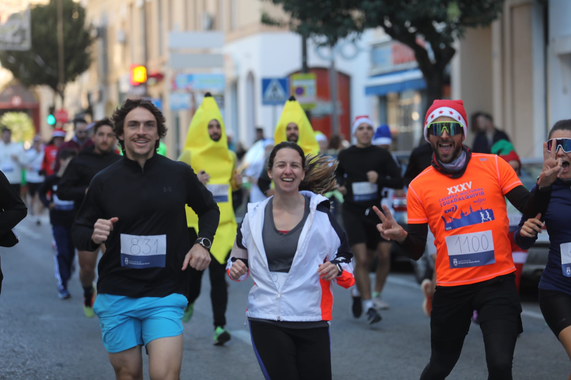 Fotos: El Puerto se entrega a su II San Silvestre