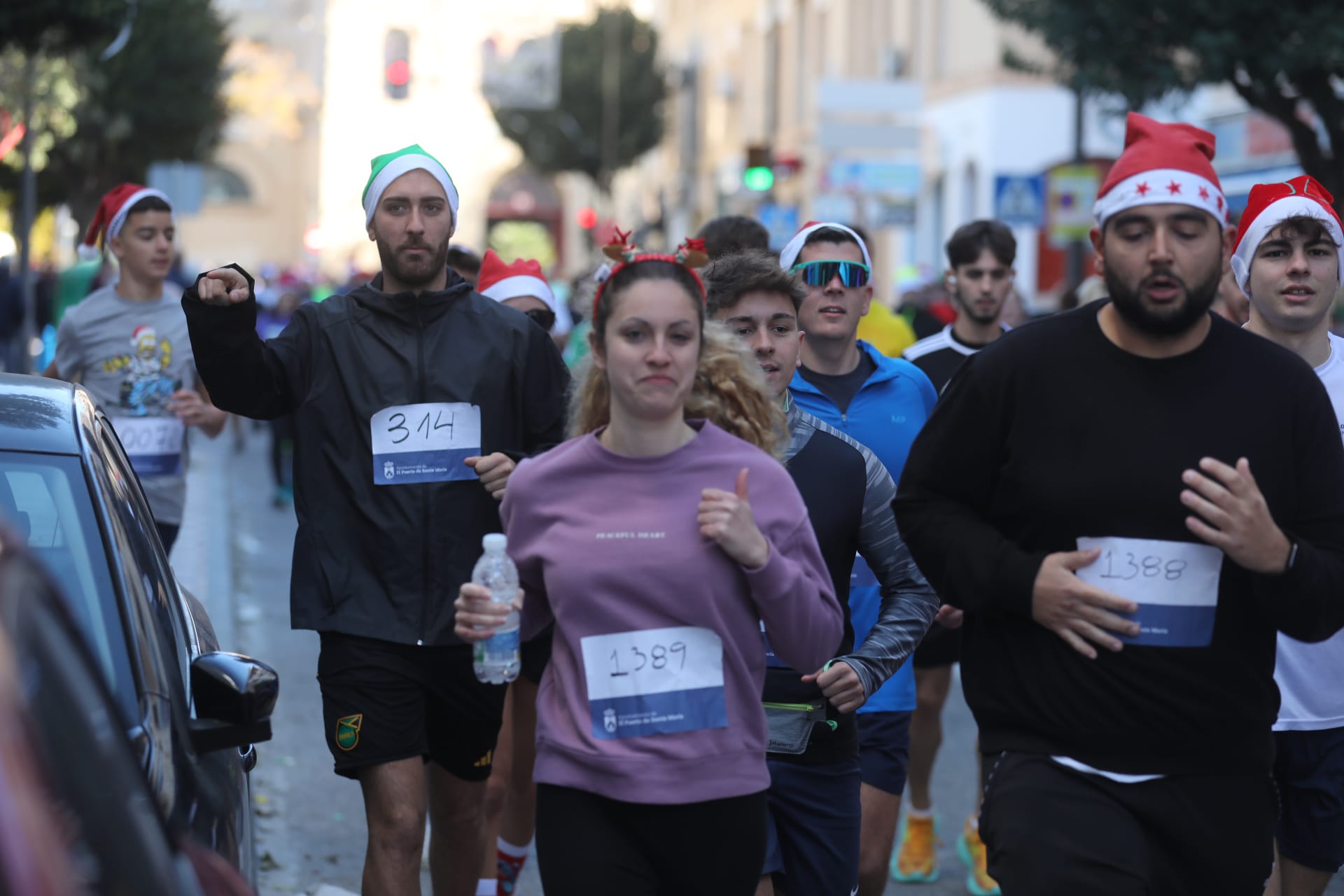 Fotos: El Puerto se entrega a su II San Silvestre