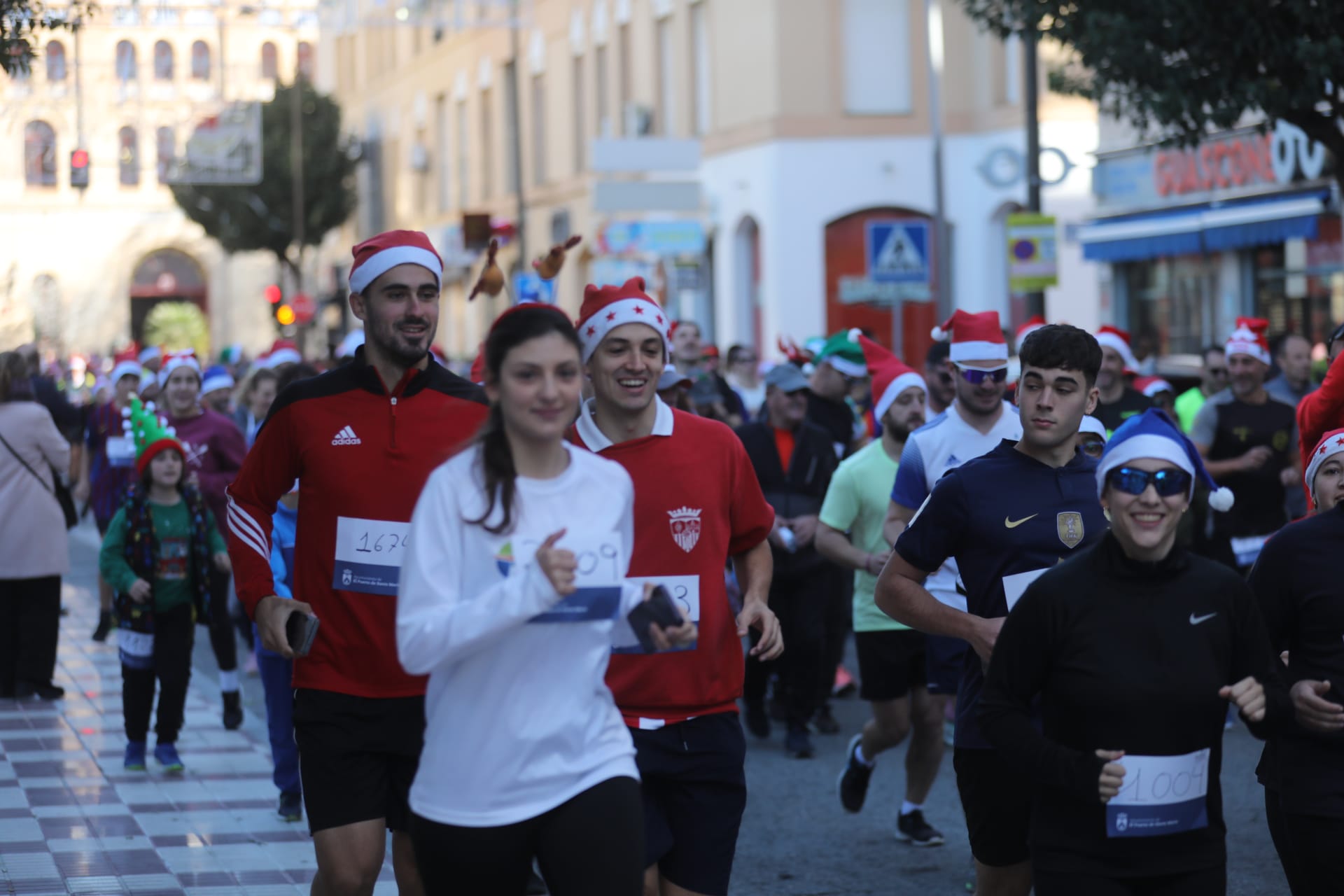 Fotos: El Puerto se entrega a su II San Silvestre