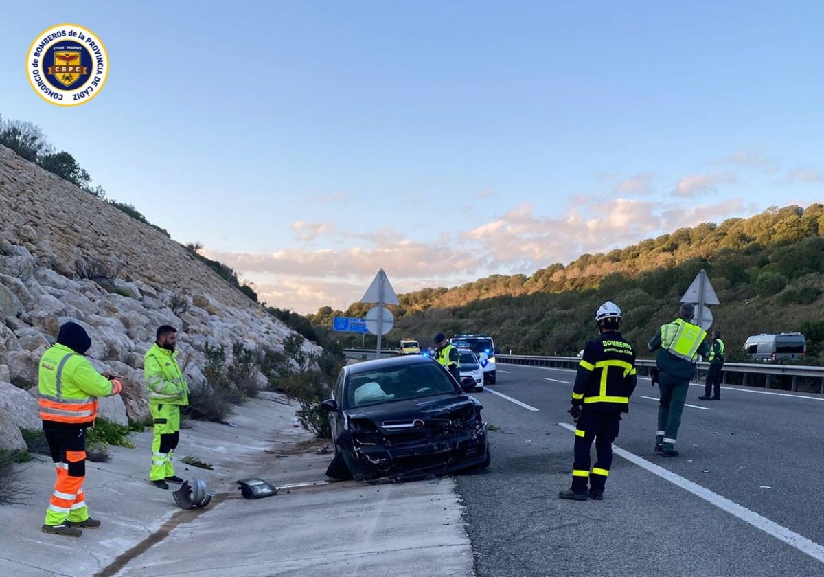 Accidente en Chiclana: un conductor ebrio choca y vuelca otro vehículo que conducía una mujer embarazada que resulta herida