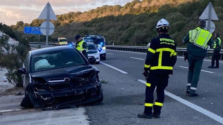 Accidente en Chiclana: un conductor ebrio choca y vuelca otro vehículo que conducía una mujer embarazada que resulta herida