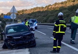 Accidente en Chiclana: un conductor ebrio choca y vuelca otro vehículo que conducía una mujer embarazada que resulta herida