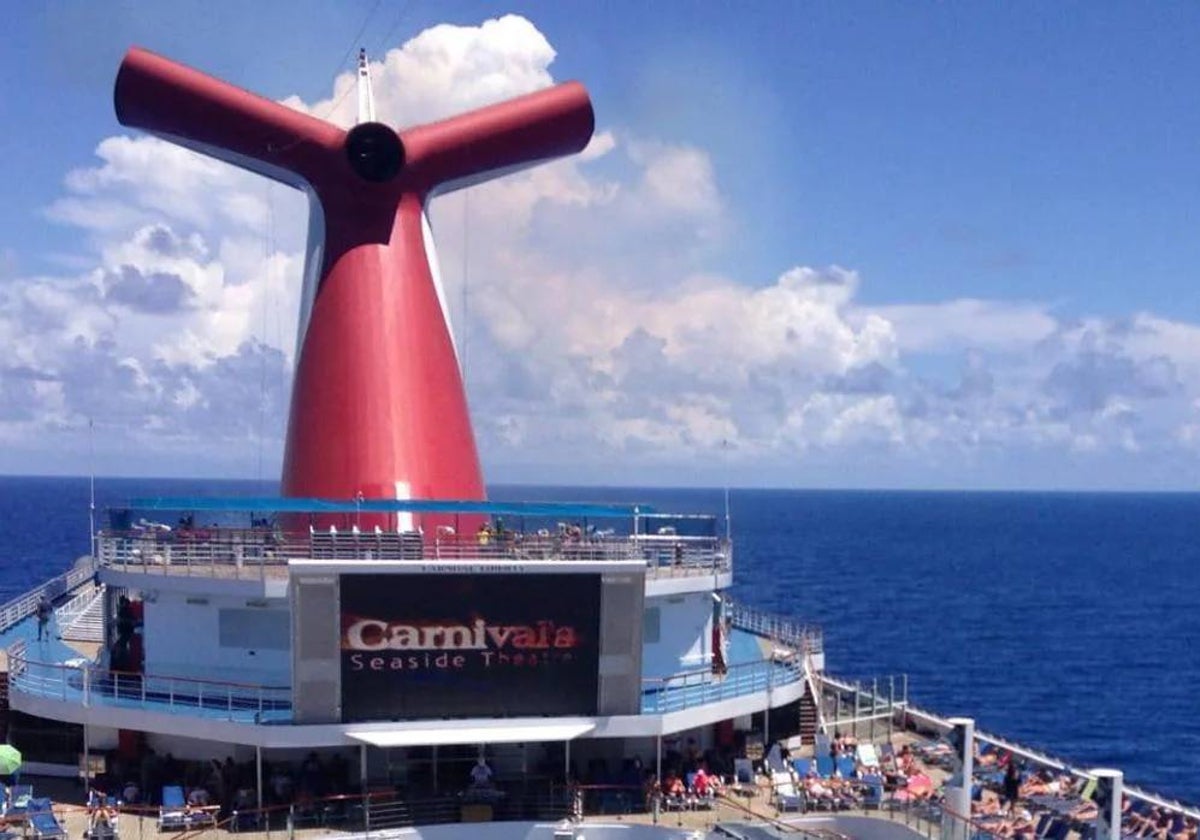 Imagen de la chimenea de un crucero de Carnival, símbolo de la compañía