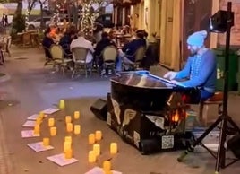 El momento íntimo de 'El Ángel de la Música' en la gastronómica calle Plocia de Cádiz: «Para ti, para mí»