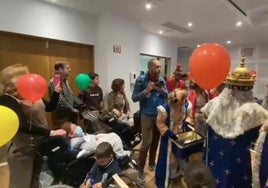 Una visita cargada de ilusión y esperanza a la unidad de Pediatría de Cádiz