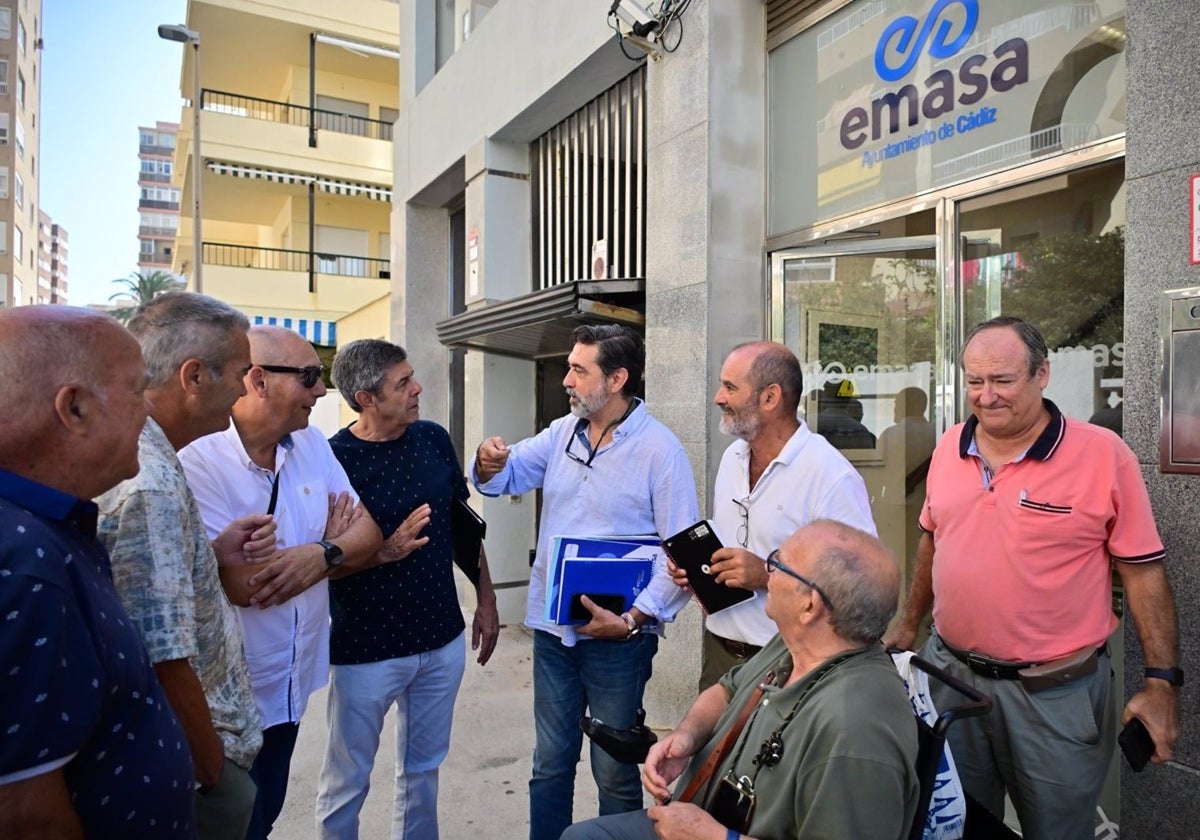 Imagen de recurso del encuentro entre el concejal delegado de Movilidad, José Manuel Verdulla, con las asociaciones de vecinos de Astilleros y Segunda Aguada por aparcamientos.