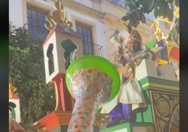 Una gaditana enseña el truco definitivo para coger más caramelos en las cabalgatas de Reyes Magos: «¿Eso no son trampas?»